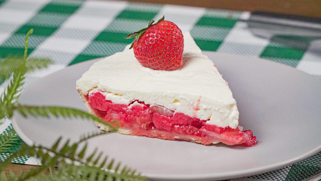 7 Up Strawberry Pie Recipe, homemade pie using 7 up with whipped cream