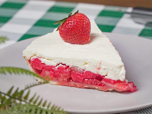 7 Up Strawberry Pie Recipe, homemade pie using 7 up with whipped cream