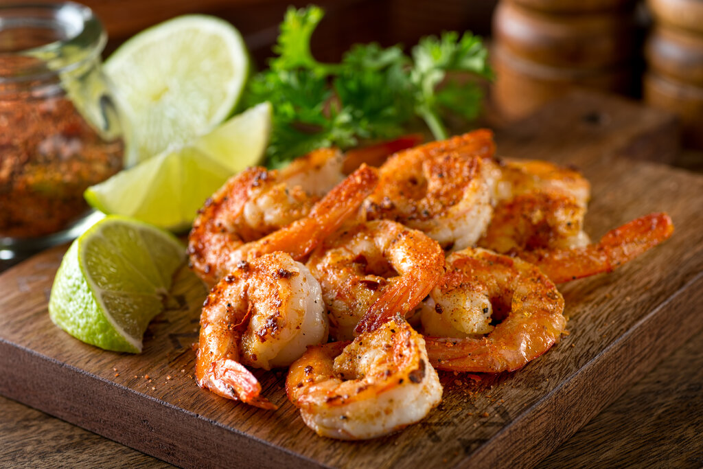Cajun Shrimp Recipe, cajun seasoned shrimp with lemon and lime wedges
