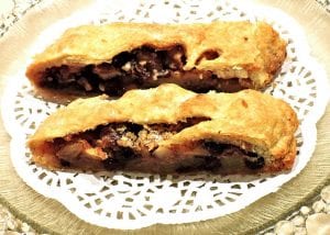 perfect apple pie with raisins