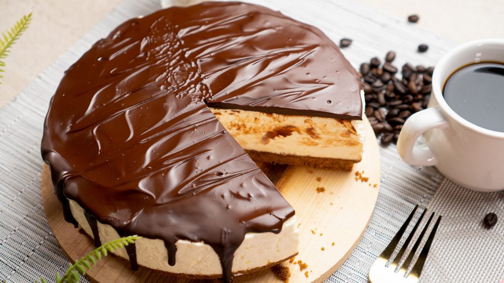 classic-cheesecake-drizzled-in-chocolate-recipe