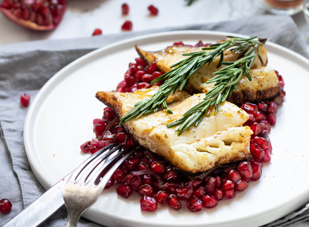 https://recipes.net/wp-content/uploads/2020/03/georgian-poached-fish-with-pomegranate-sauce-recipe.jpg