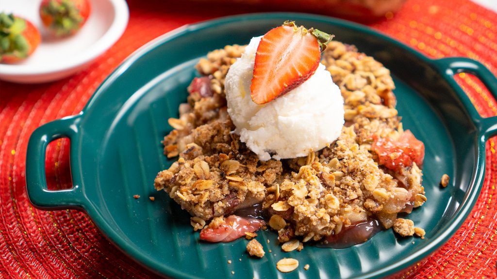 Homemade Pear and Strawberry Fruit Crisp