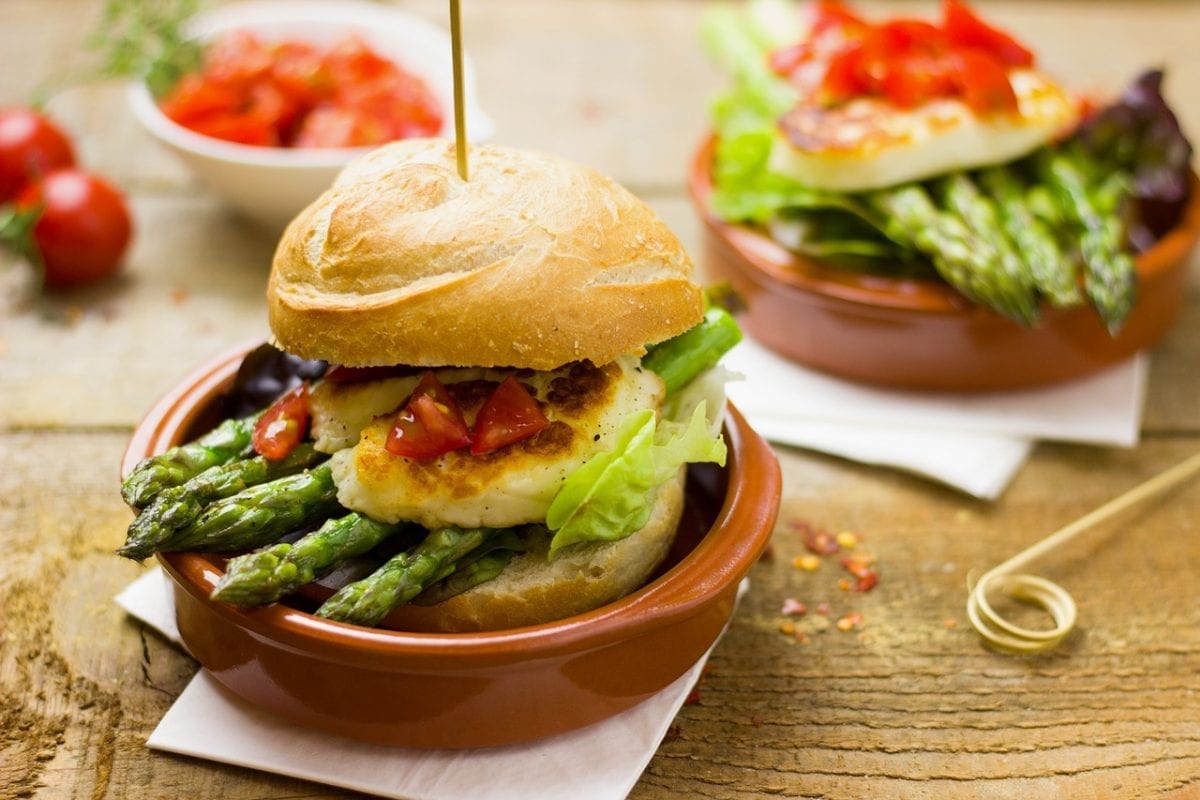 Juicy Burger With Crunchy Asparagus Recipe