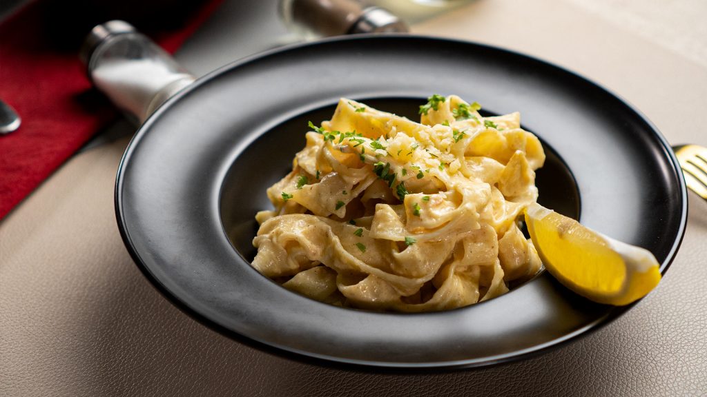 White Wine and Garlic Fettuccine Alfredo Sauce