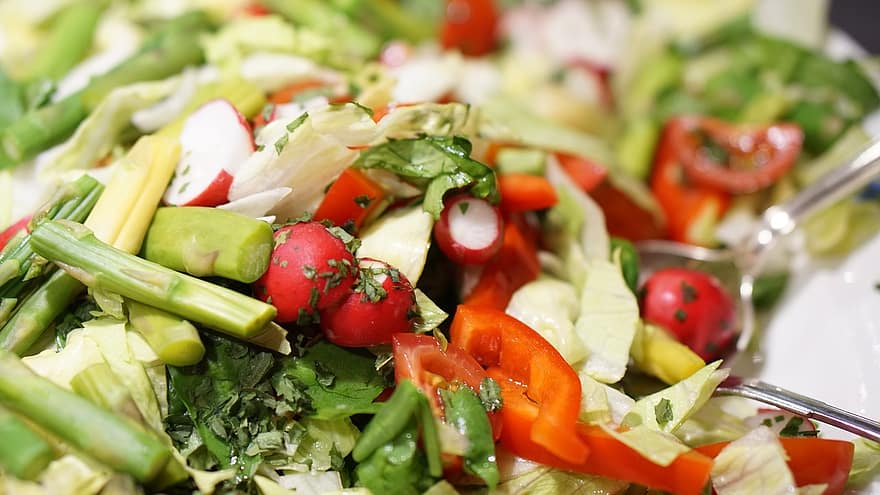 healthy asparagus and tomato salad