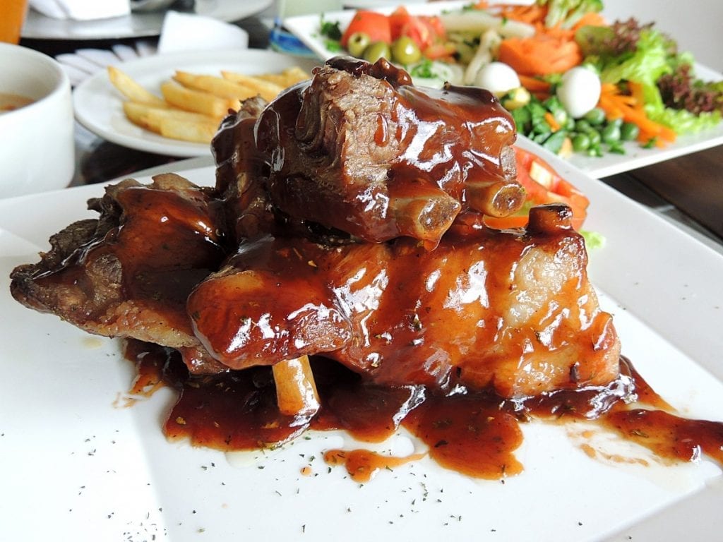 spare ribs with barbecue sauce
