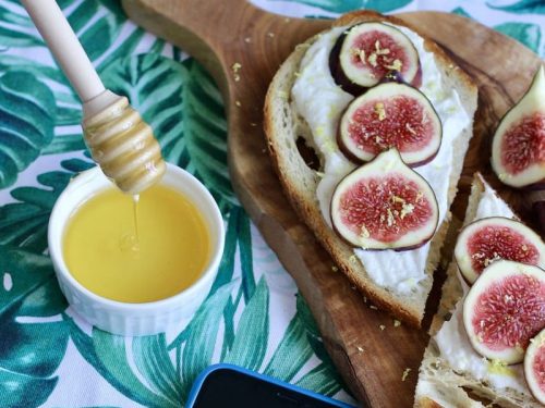 fresh figs baked with honey and cream