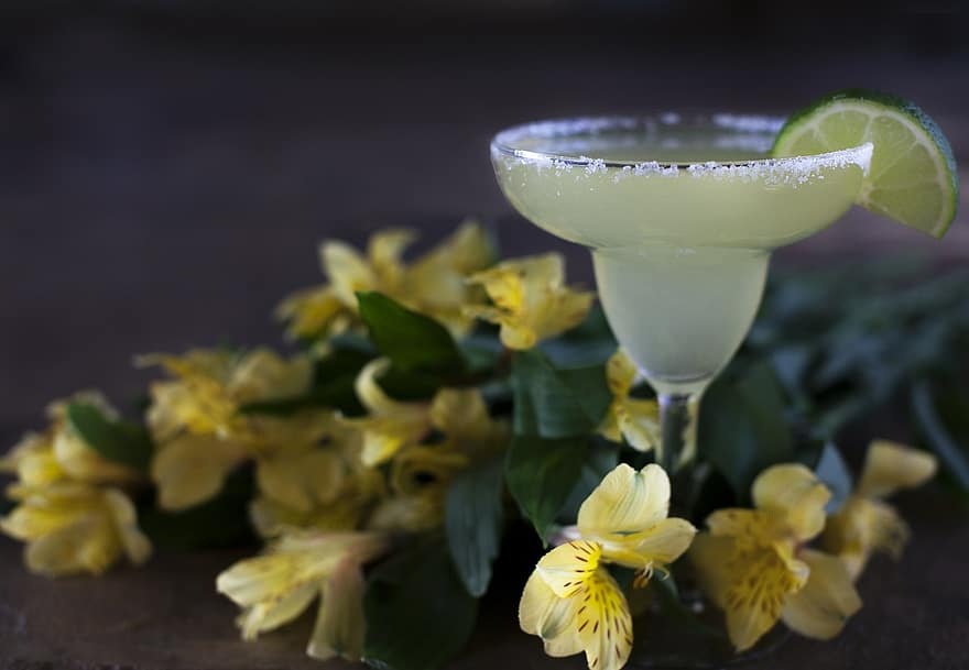 cold key lime pie martini