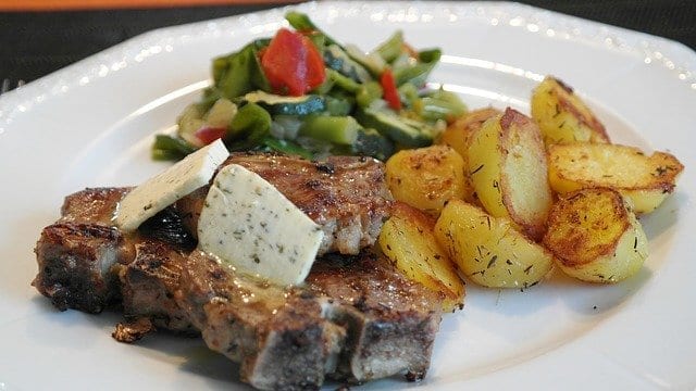 lamb chops with balsamic vinegar and onions