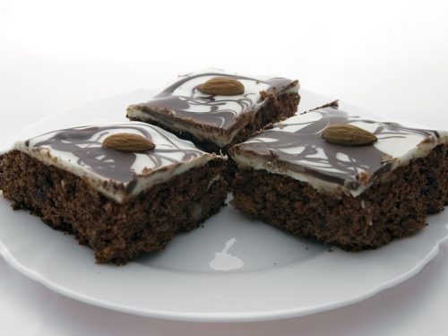 marble-frosted macadamia brownies