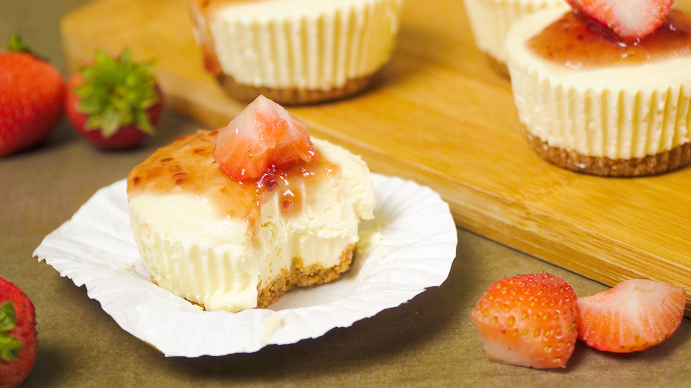No Bake Strawberry Lemonade Mini Cheesecakes - Handle the Heat
