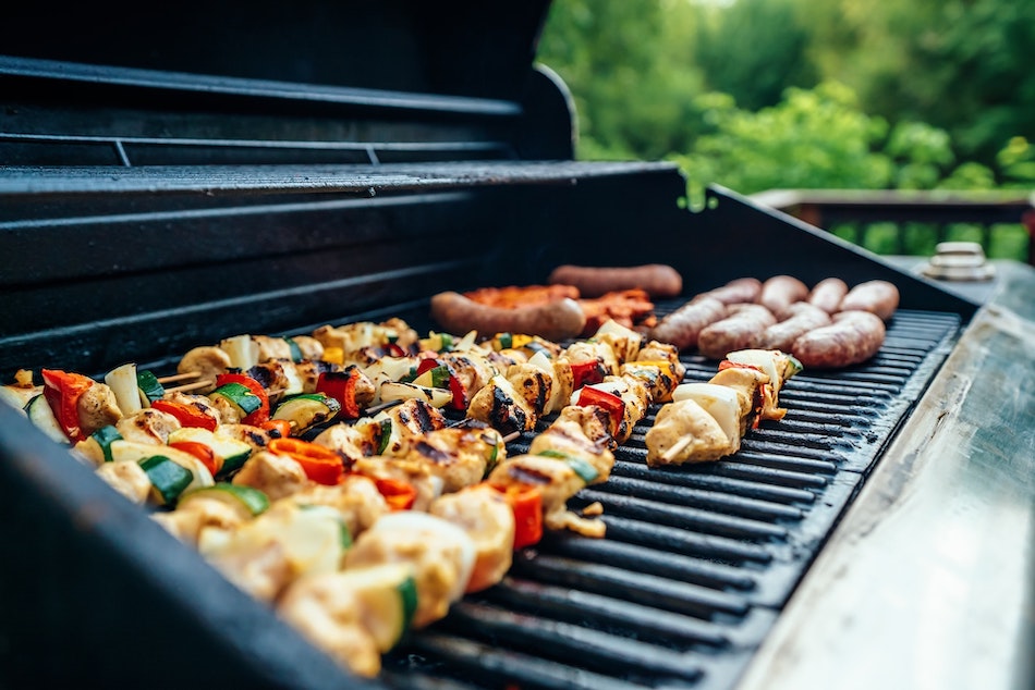 spicy garlic chicken kabobs with pistachio vegetables