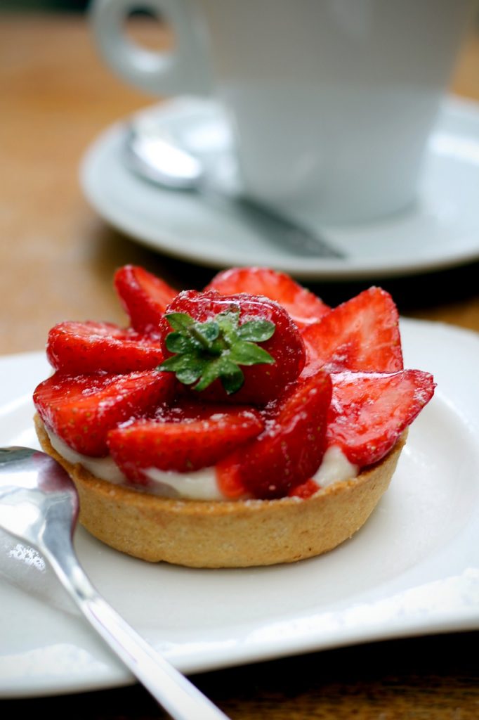 delicious white chocolate mint tart with strawberry