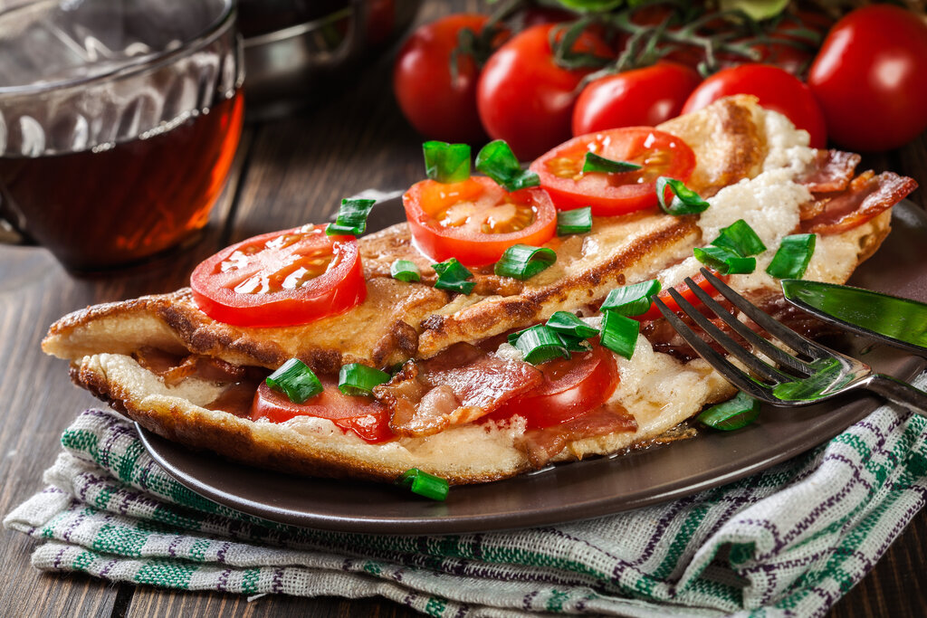 https://recipes.net/wp-content/uploads/2020/05/Tomato-Cheese-and-Bacon-Omelette-Recipe.jpg