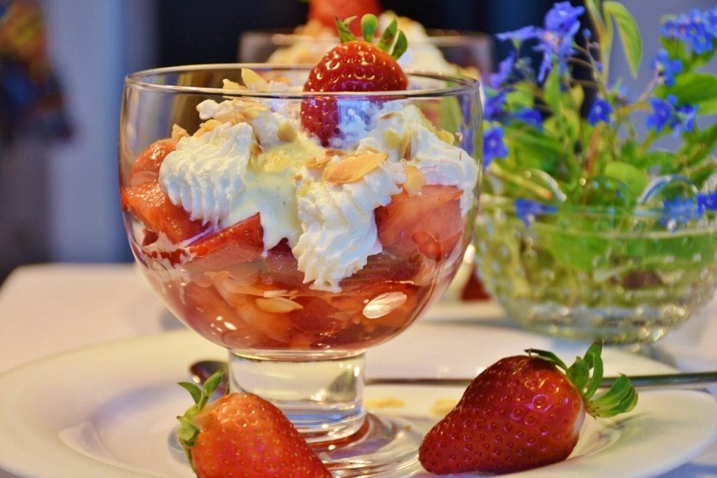 strawberry ice cream sundae