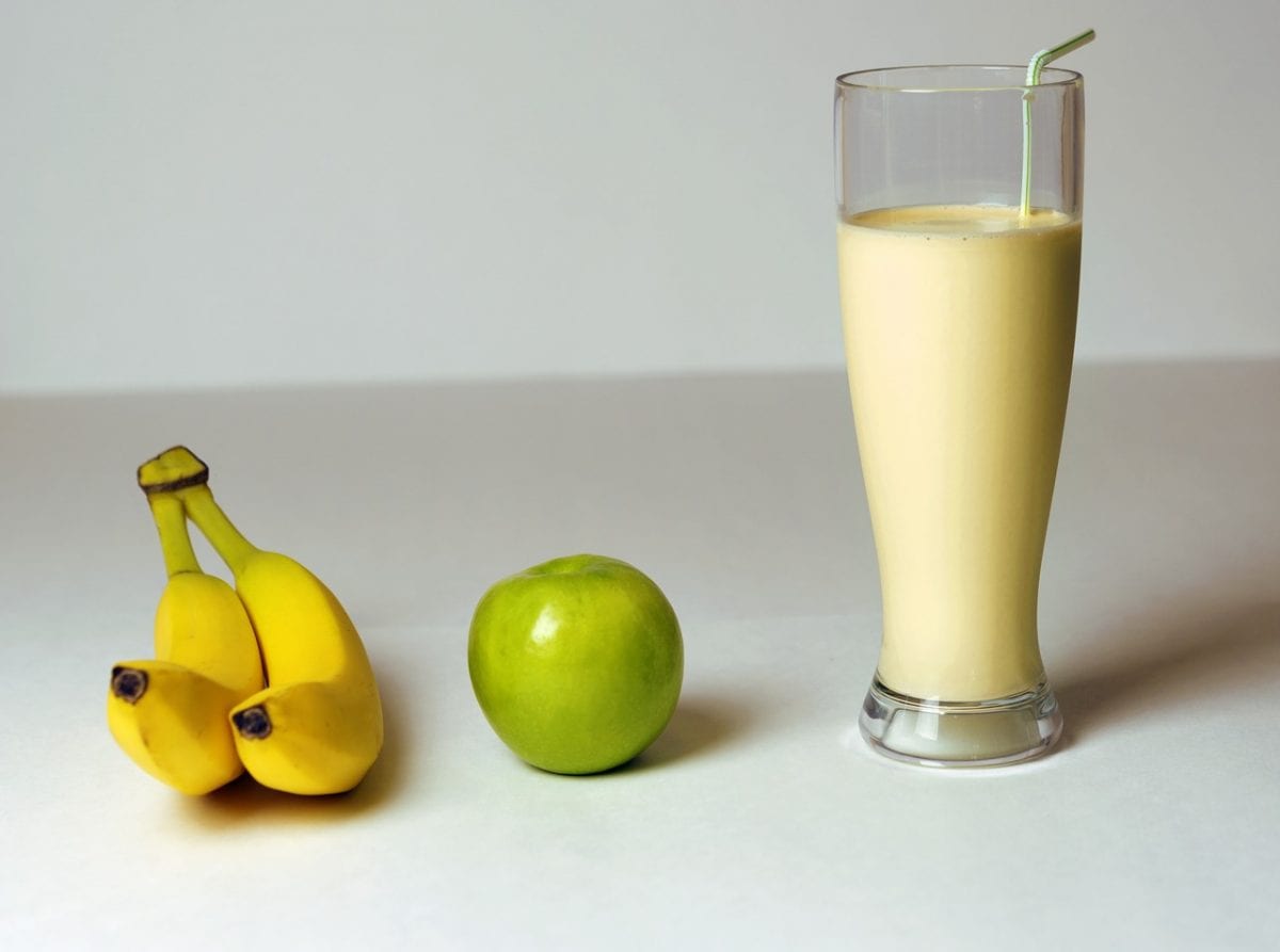 Deliciously Healthy Apple, Banana And Chia Seed Smoothie Recipe