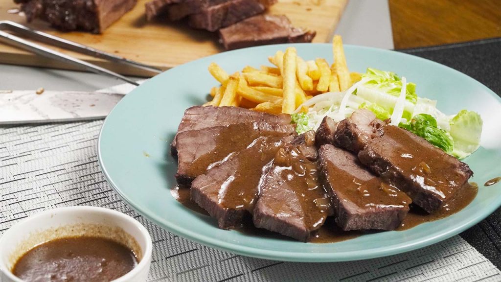 Juicy Crockpot Steak Recipe, homemade crockpot steak, juicy and tender steak with brown gravy sauce