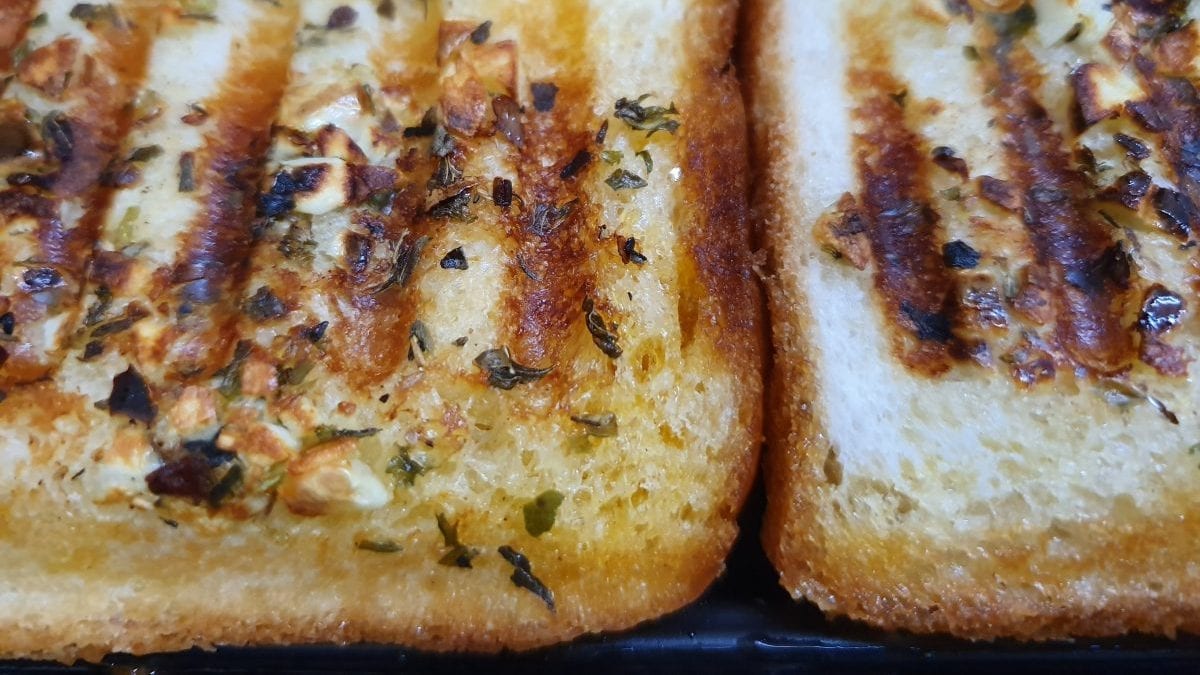 Copycat Black Angus Garlic Cheese Bread Recipe