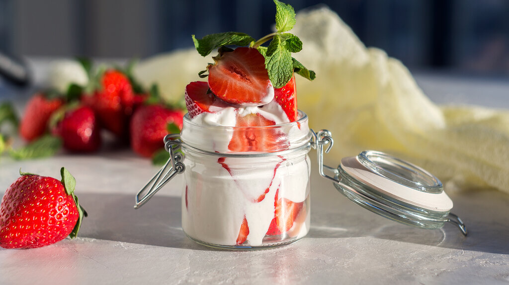 Fresas con Crema (Strawberries and Cream) Recipe, mexican dessert recipe, strawberries and cream