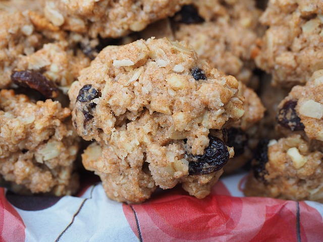 easy and soft oatmeal raisin cookies