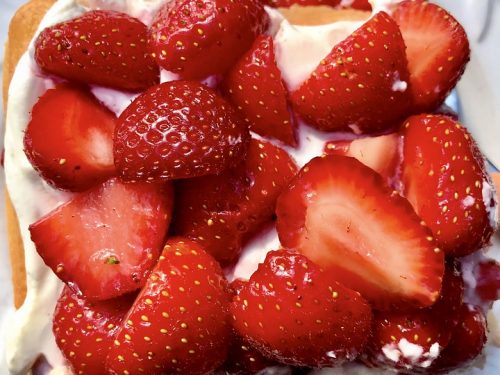delicious layered strawberry tiramisu