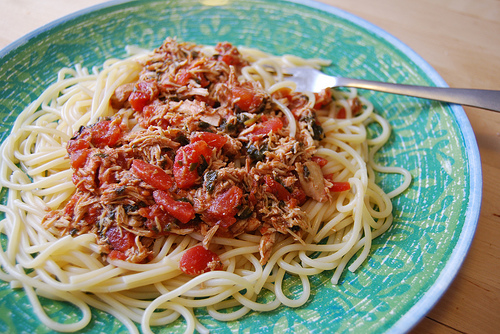 chicken spinach and tomatoes served with spaghetti