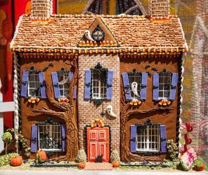Halloween Gingerbread House Recipe, simple spooky diy halloween gingerbread house made of graham crackers and candy