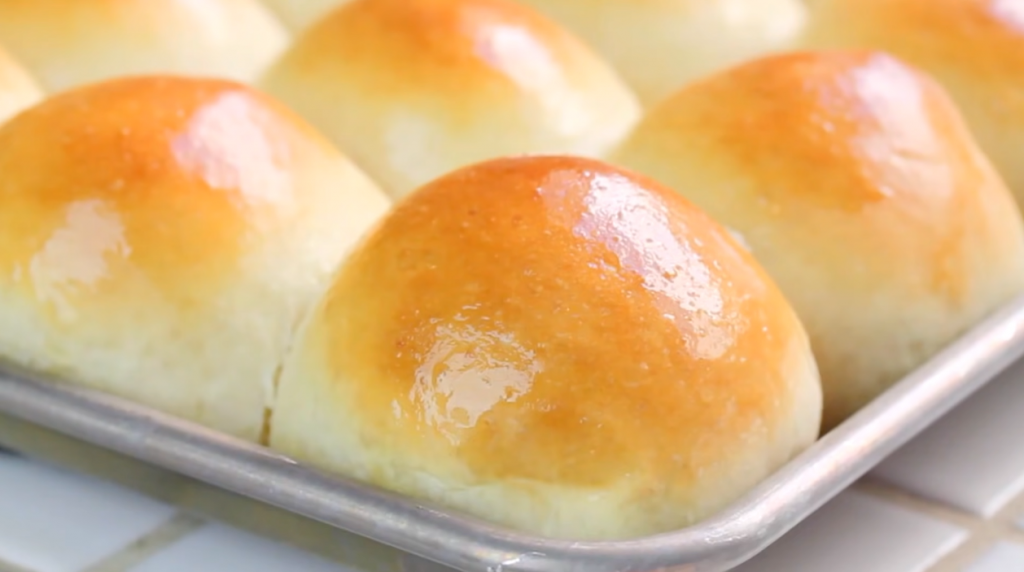 Bread store machine rolls