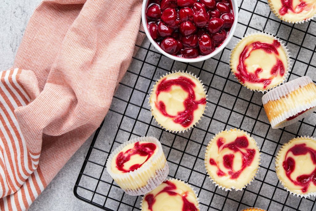 cheesecake bites, marble mini cheesecake with cherry jam, one bite dessert, tiny cheesecakes with berry