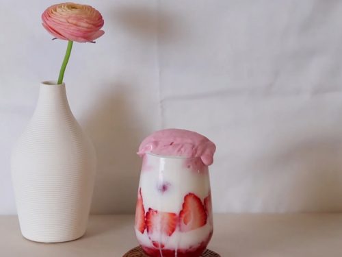 Dalgona-Inspired Strawberry Milk Recipe