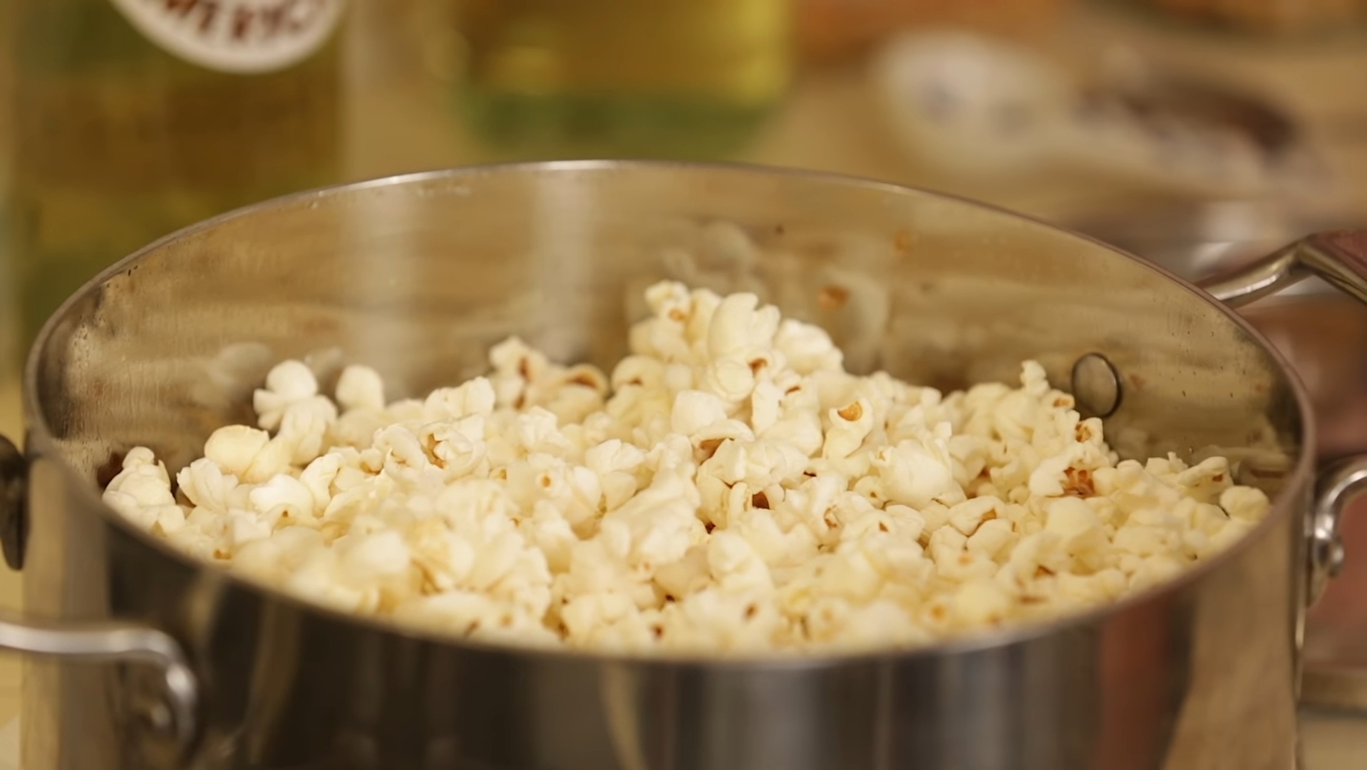 https://recipes.net/wp-content/uploads/2020/12/Easy-Stovetop-Popcorn-Recipe.jpg