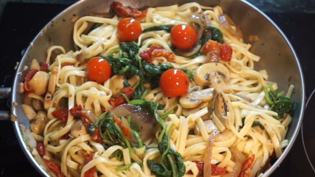 Pasta with Mushrooms, Tomatoes & Spinach Recipe