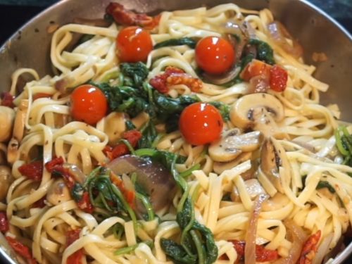 Pasta with Mushrooms, Tomatoes & Spinach Recipe