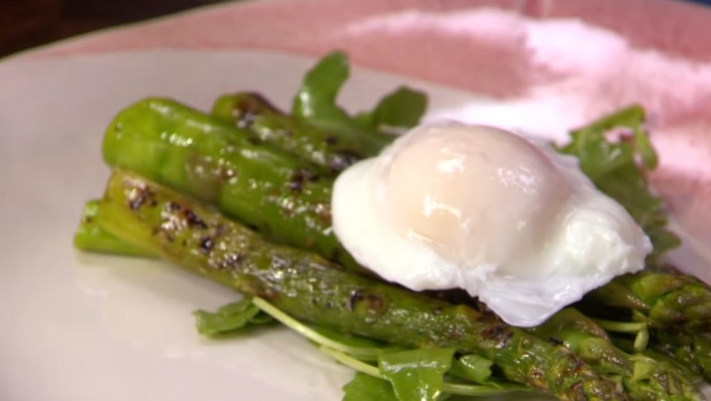 Steamed Asparagus with Poached Eggs Recipe