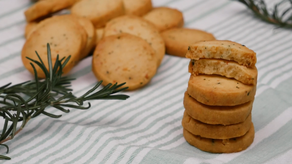 easy-rosemary-garlic-parmesan-biscuits-recipe