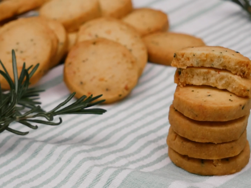 easy-rosemary-garlic-parmesan-biscuits-recipe