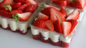 strawberries-and-cream-tiramisu-parfait-recipe