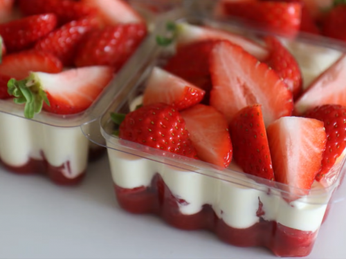 strawberries-and-cream-tiramisu-parfait-recipe