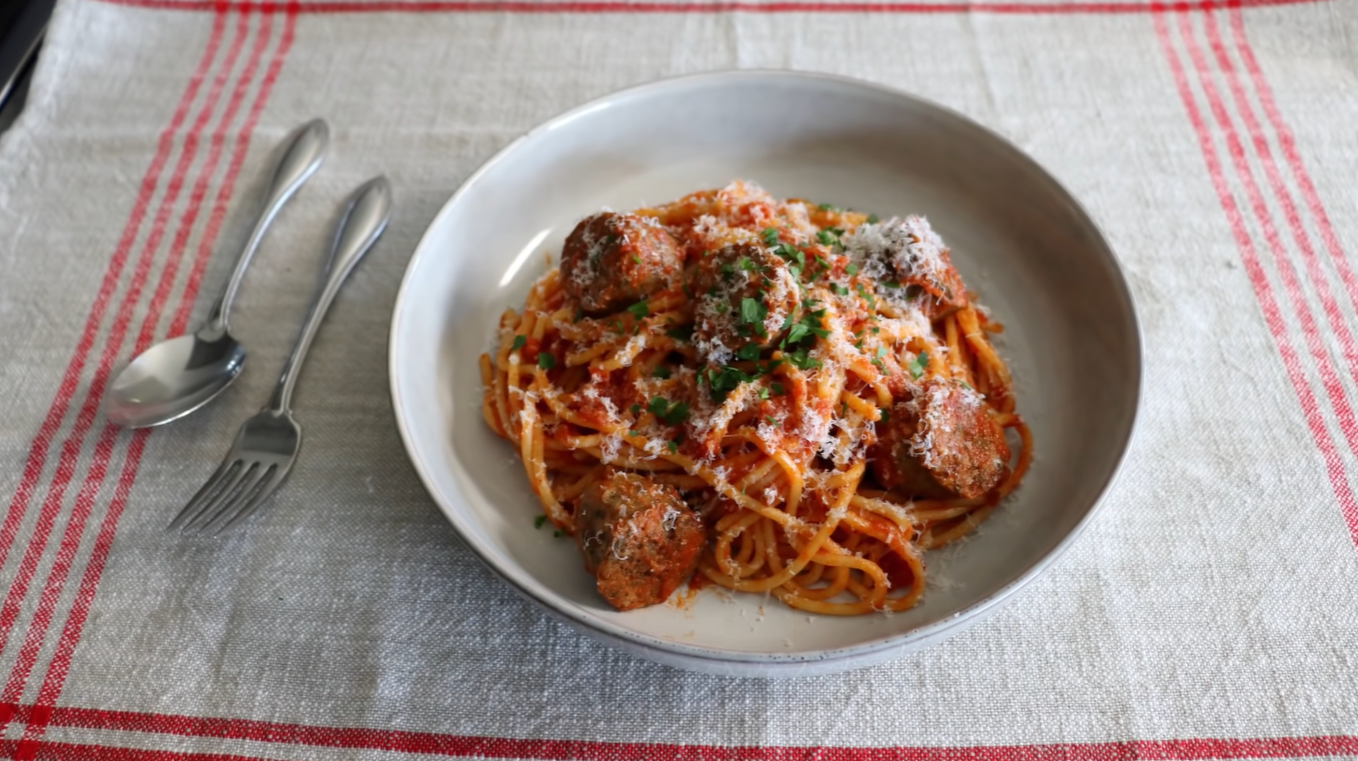 https://recipes.net/wp-content/uploads/2020/12/turkey-sausage-and-tomato-sauce-over-pasta-recipe.png