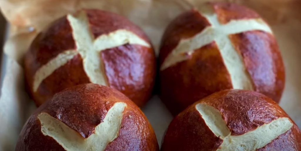 Easy Pretzel Rolls Recipe