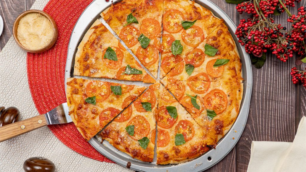 Easy Margherita Pizza Recipe, Margherita pizza sliced into 7 slices and served on pizza pan