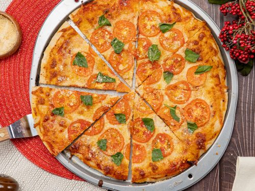 Easy Margherita Pizza Recipe, Margherita pizza sliced into 7 slices and served on pizza pan