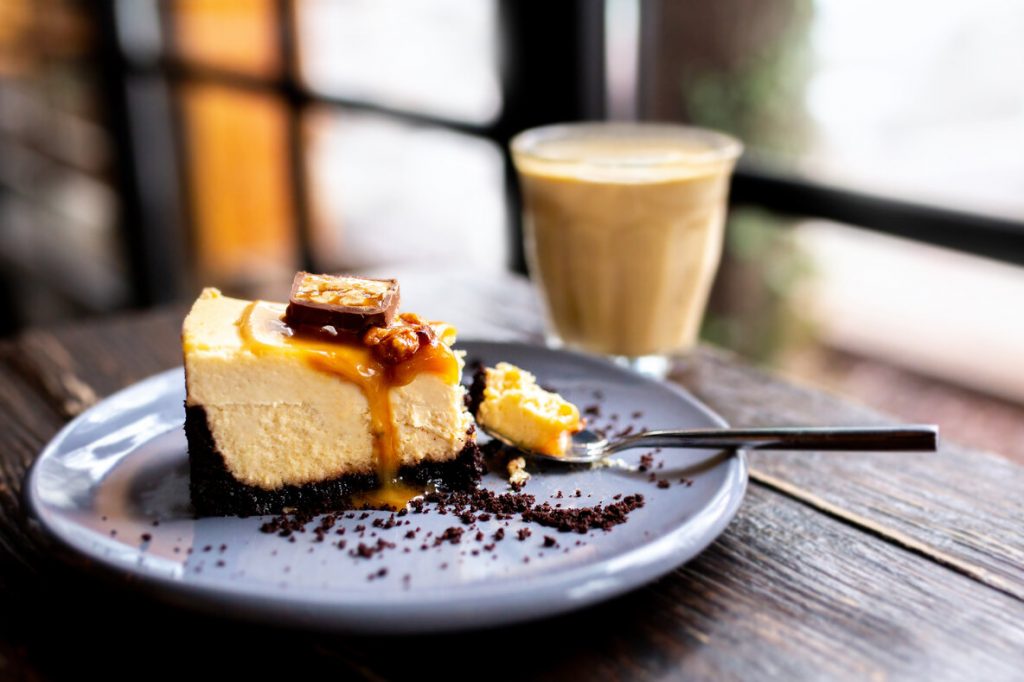 Snickers Cheesecake with Caramel Sauce Recipe, baked peanut butter snickers bar cheesecake with caramel sauce