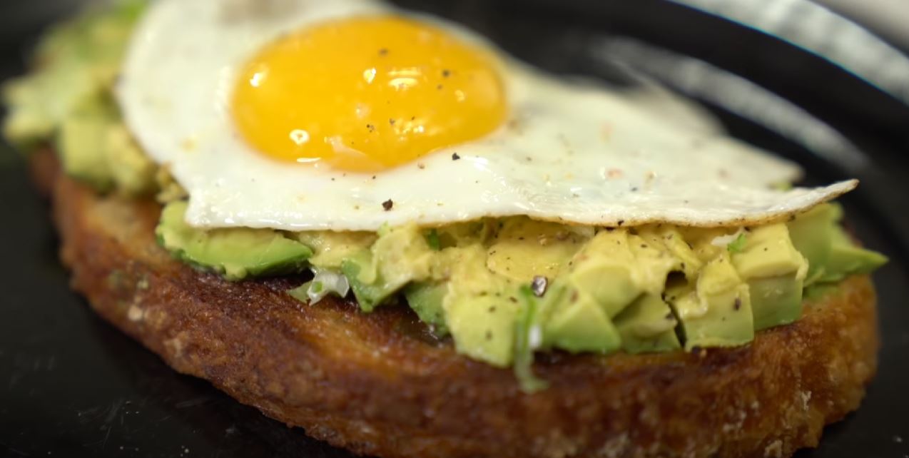 https://recipes.net/wp-content/uploads/2021/02/avocado-toasts-with-fried-egg-olives-and-smoked-paprika-recipe.jpg