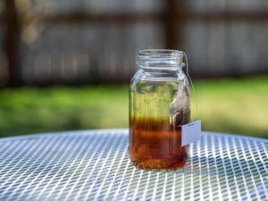 glass of sun tea, what is sun tea, benefits, dangers, risks, safe alternatives