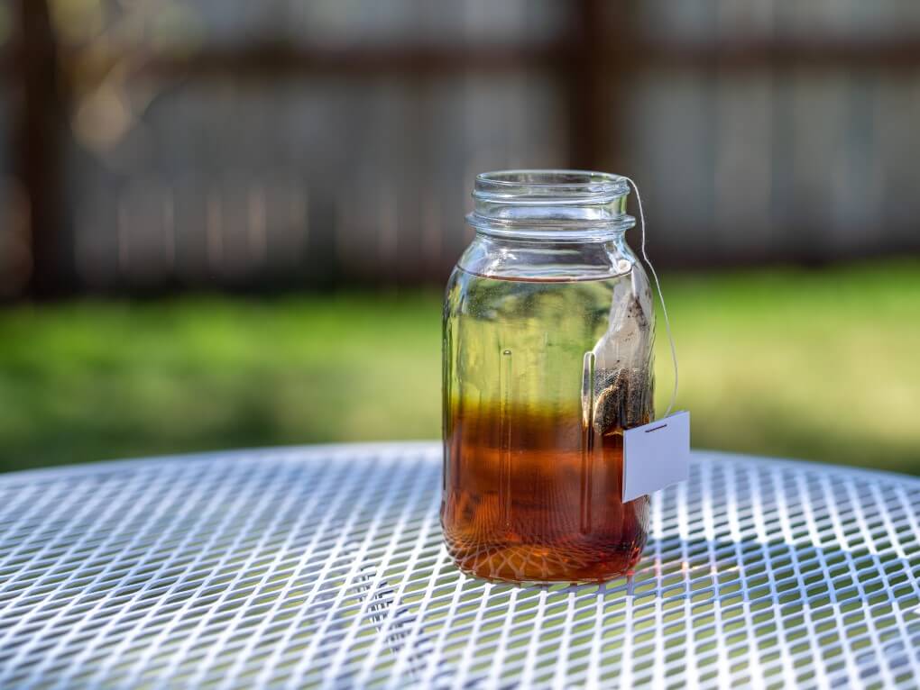 glass of sun tea, what is sun tea, benefits, dangers, risks, safe alternatives