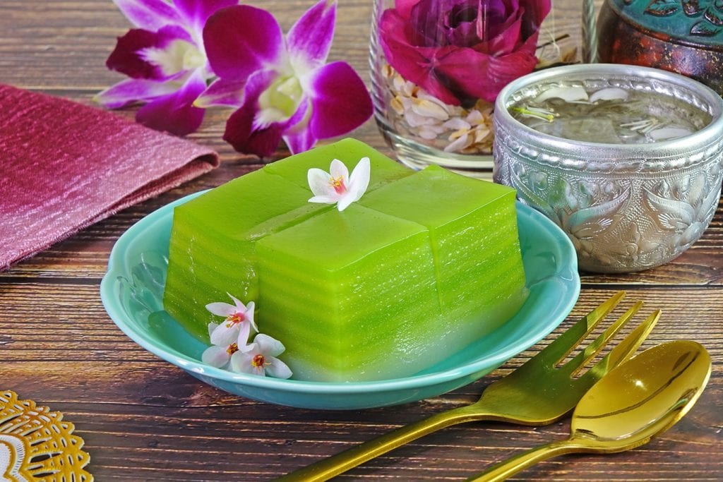 khanom chun layered dessert