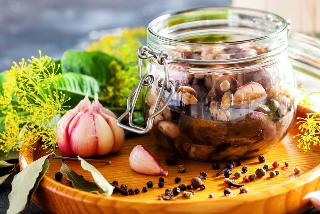 Pickled Mushrooms Recipe, homemade spicy Italian style mushrooms in mason jar