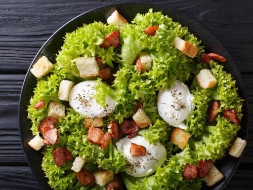 plate of salade lyonnaise